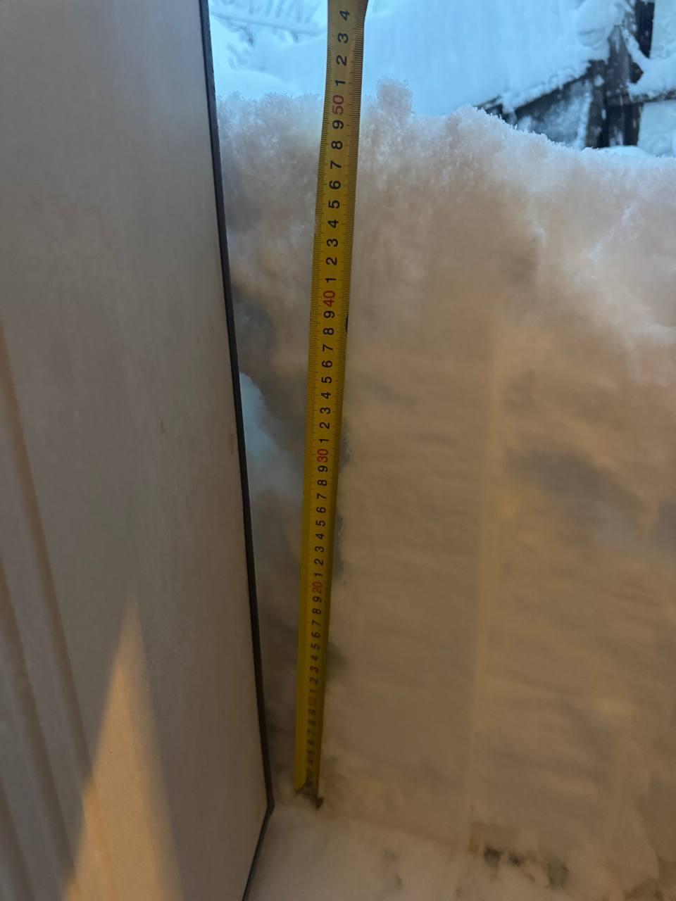 Фото: Майкоп утопает в снегу: от тяжести осадков обрушиваются навесы зданий, а машины приходится выкапыват...